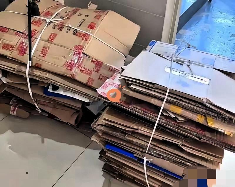 攒纸皮卖、写好评赚几毛，40岁全职宝妈的“抠搜”，根本不丢人！
 
谁规定过日子
