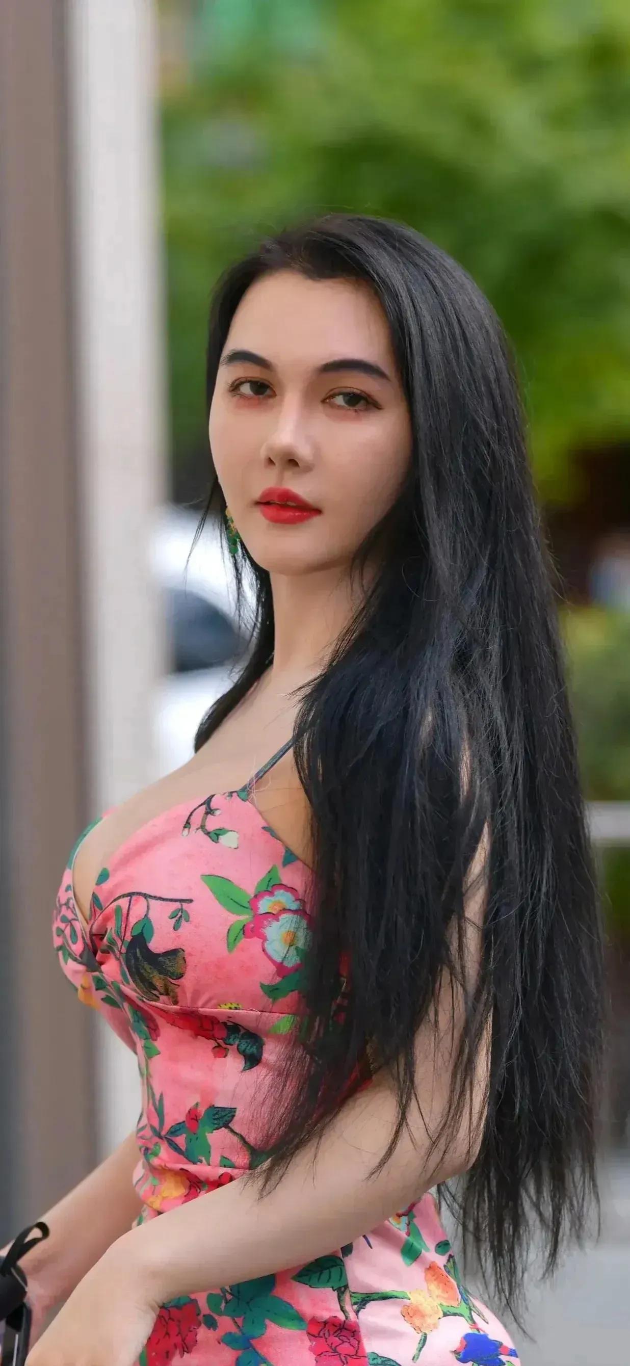 吊带花裙黑长发美妇，美人如画，风情万种