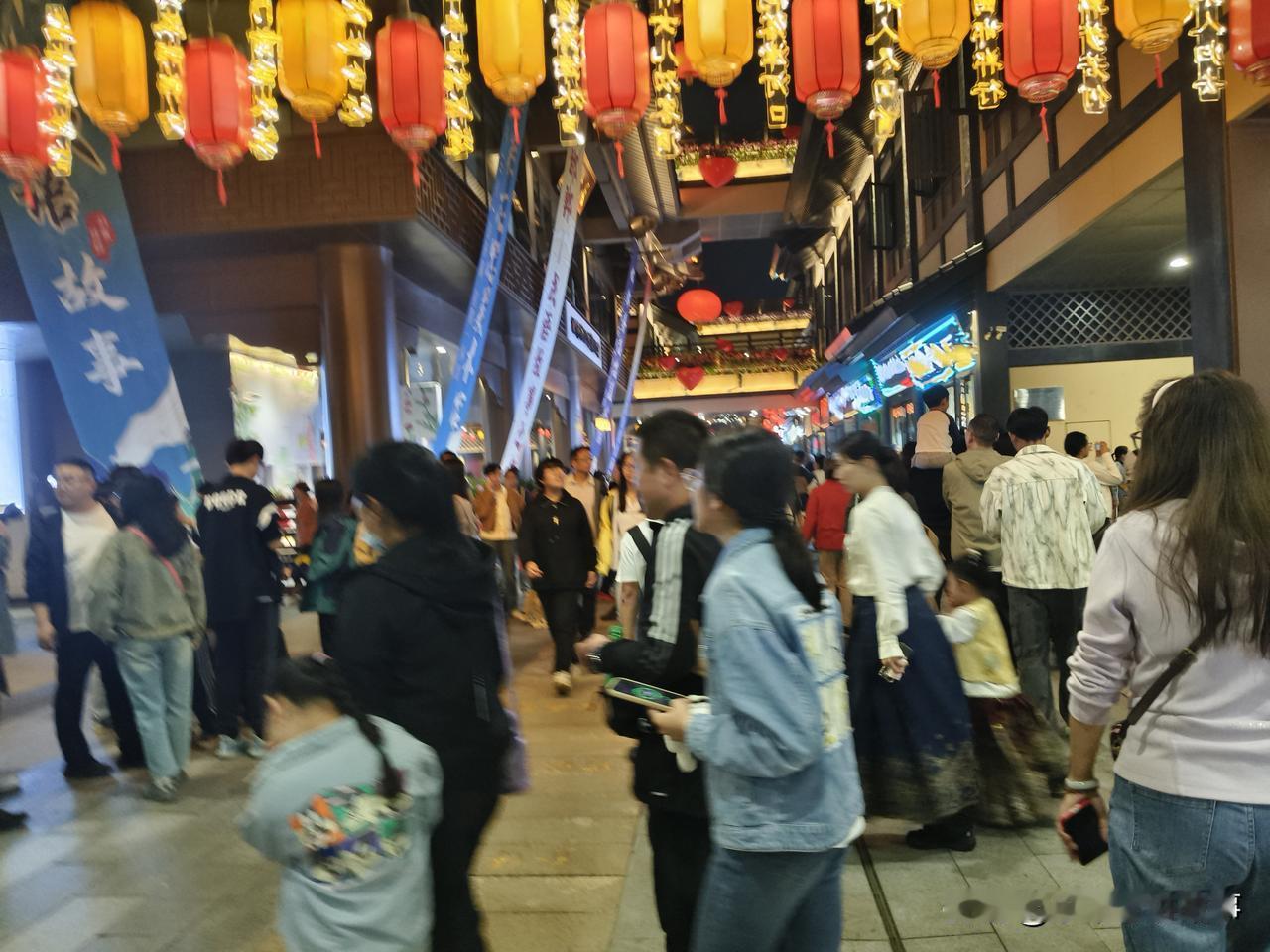 分享城市新鲜事 热闹的夜市，人潮涌动，灯笼高挂，故事在街头巷尾流淌。夜市 夜市美