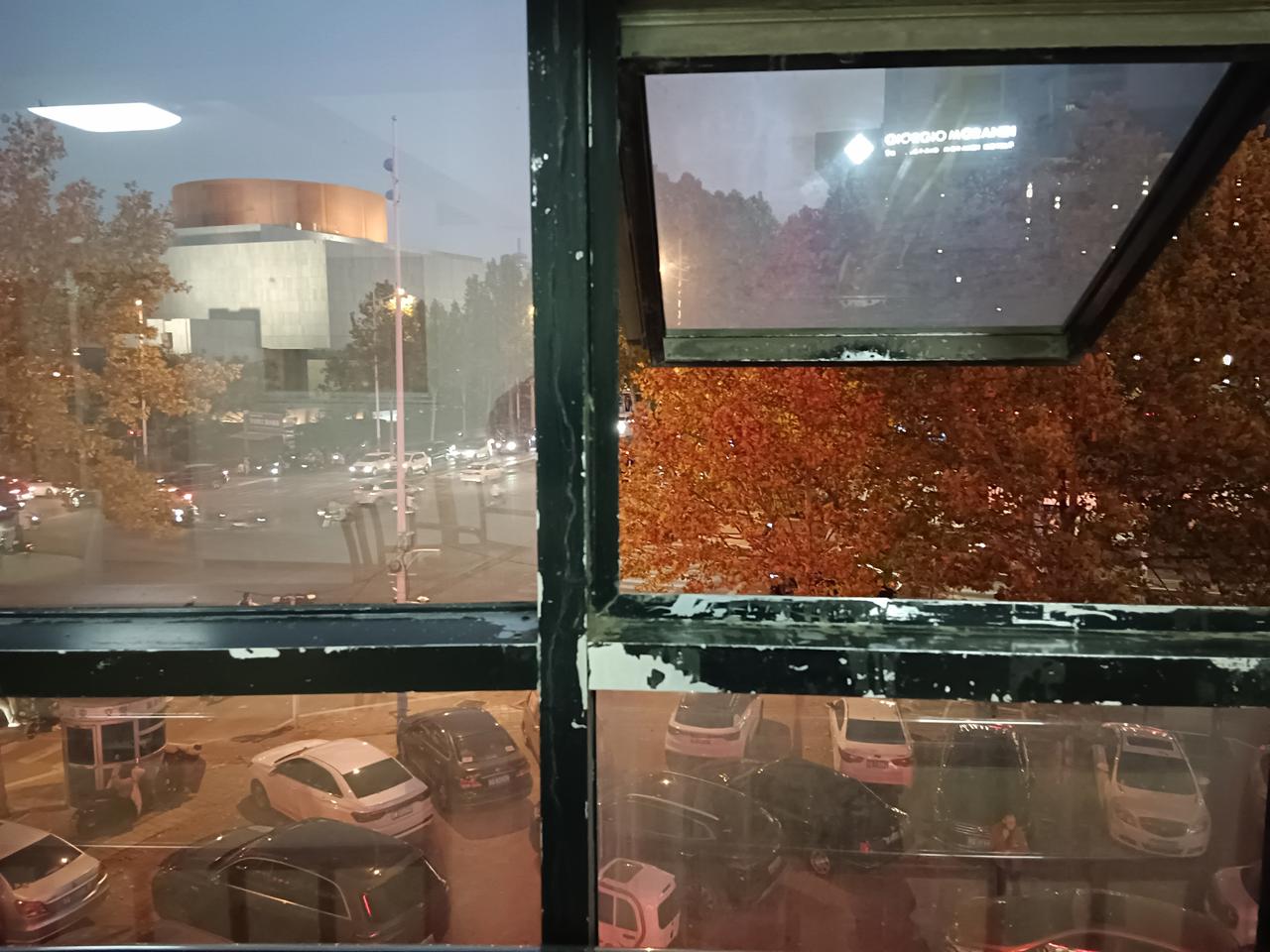 晚归记。天黑了，也到了下班时间，我没走，又看了一会海德格尔的《存在与时间》，有几