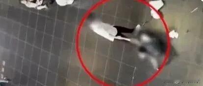 台湾安全？当众搞了10分钟都没人管！
这事情引起了香港居民和媒体的愤怒，起因就是
