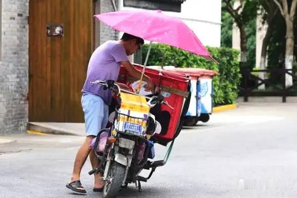 风雨中的修行：致敬奔跑的“城市微光”

诸位朋友，今儿咱们说说一桩发生在你我身边