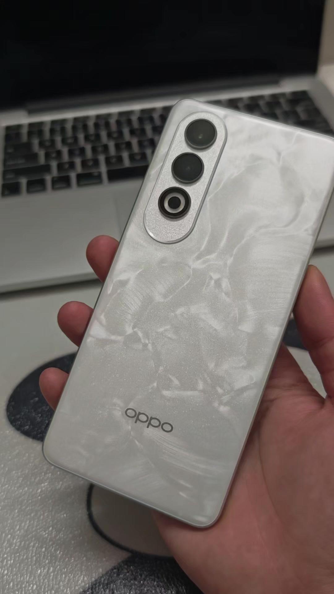 💥外观很好看，相机也很强。
💕主摄是5000万像素的索尼镜头。
💕超广角是