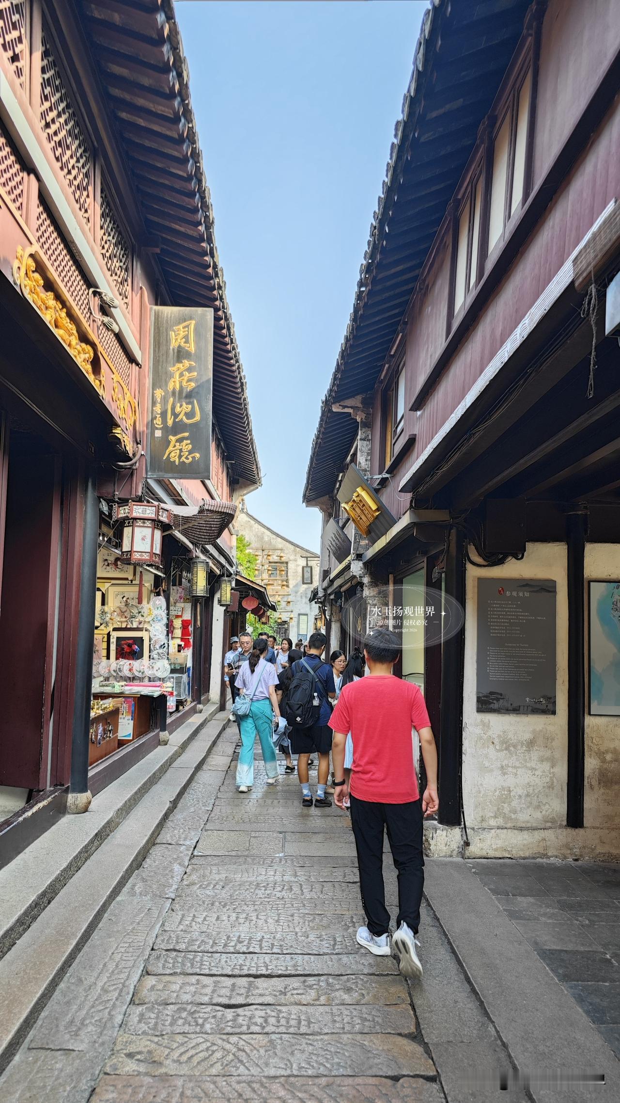 踏上周庄青石板路，绕过临水而建的摇橹船，不用刻意找寻，沈厅的飞檐黛瓦就撞进了眼里