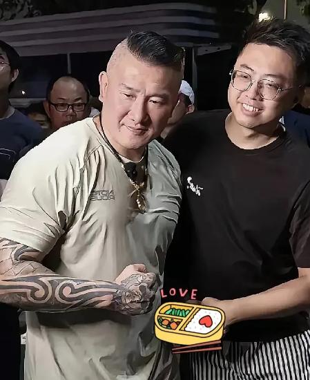 网红馆长”同志，心急吃不了热豆腐，
1、回到台湾，第一件事去掉身上的纹身，这对你