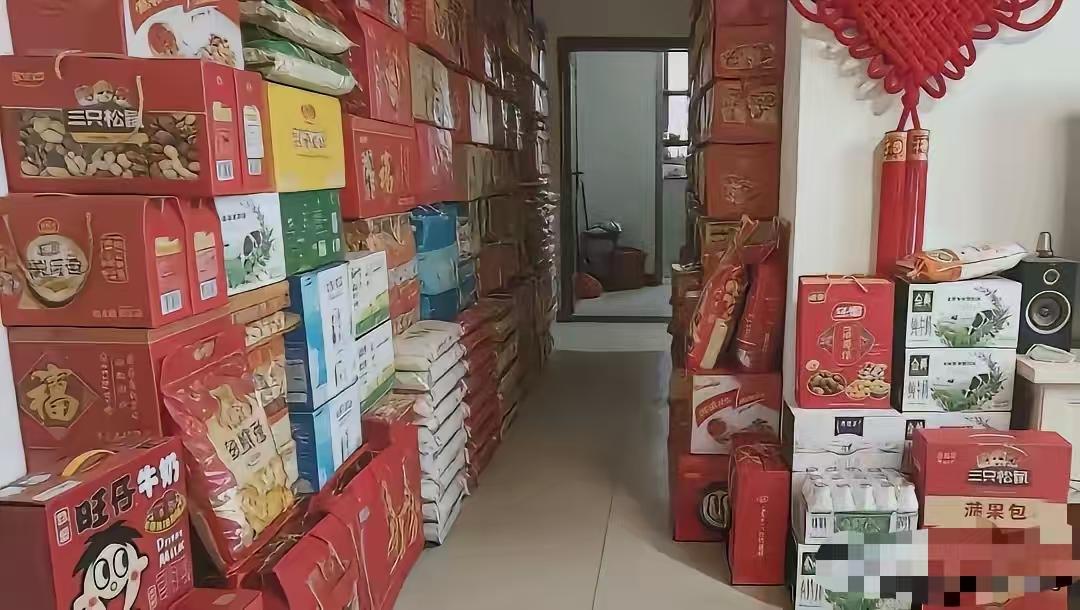 呆呆犯愁的礼品堆，再次印证了网文写生活细节的重要性，
家里两边过道堆得跟仓库似的