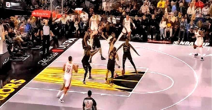 库里真是太难了，防守护框都得靠他！
 

眼看着人家都突到篮下了，最后补防盖帽的