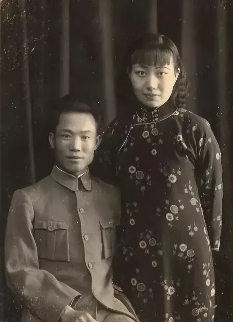 1925年，陈诚回家奔丧。7年不见的妻子，想与他同房。不料，刚到床上，就被他一脚