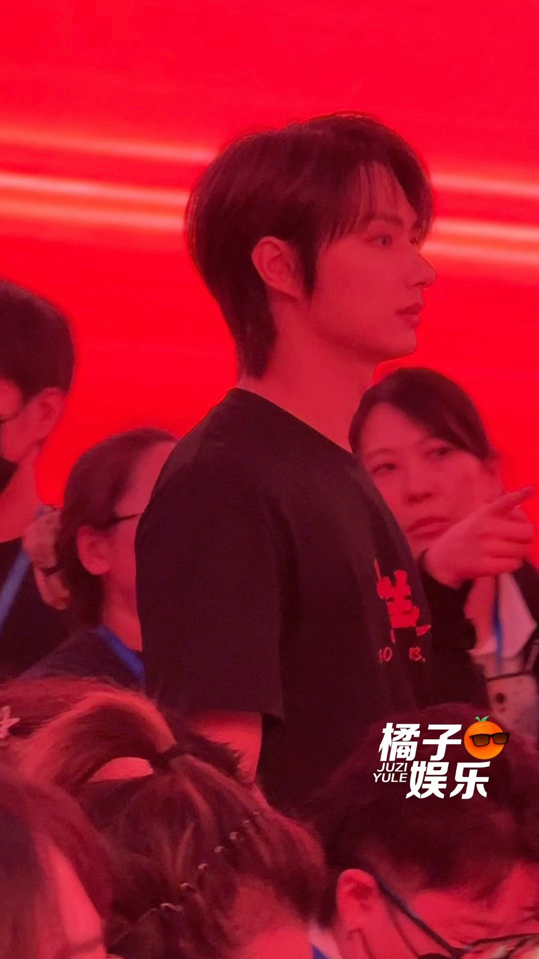 文俊辉笑着打招呼入场啦[期待]这侧脸太优越了[流鼻血]文俊辉打招呼入场好乖 20