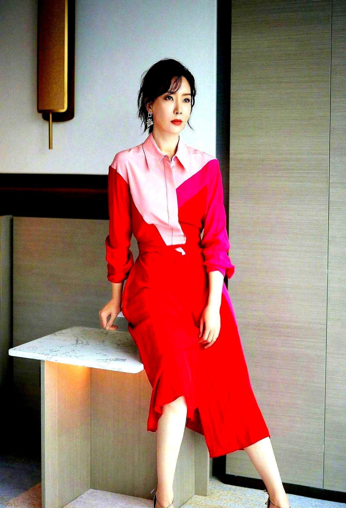 真正的权力感，来自你懂得在何处放松。
看陈数最新亮相。
她站立时脊背绷成一条直线