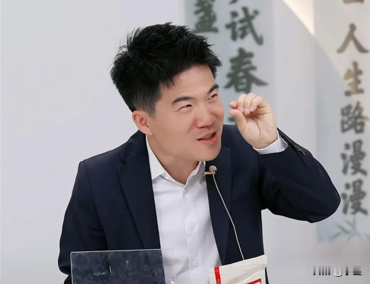 董宇辉聊起蚕宝宝真有种“老父亲”的即视感
他说现在有100多只蚕了，已经五世同堂