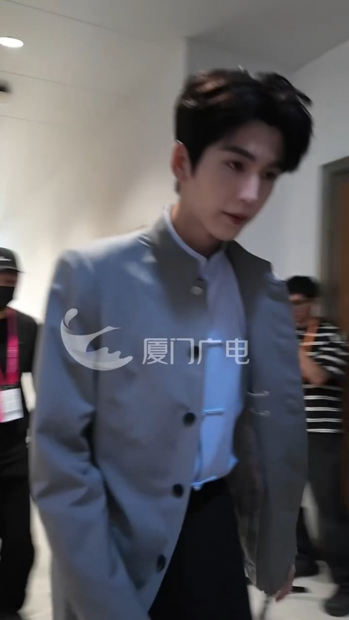张凌赫回应台湾同胞喜爱两岸同根同源，青年演员张凌赫用作品深受两岸观众的喜爱拉近了