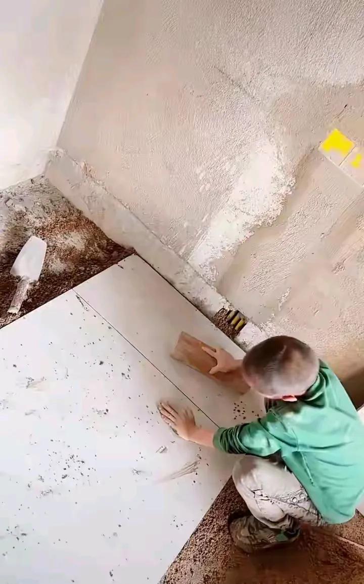 湖南一个十多岁的小男孩，由于从小开始学习成绩很差，他自个说宁愿做工也不上学了，之