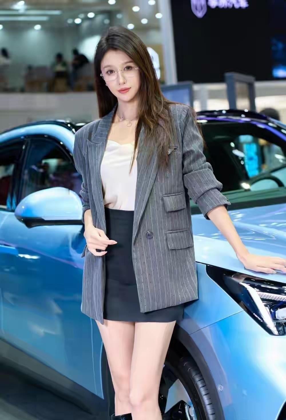 优雅车模穿搭，时尚与科技的完美结合！车模明明🚗✨