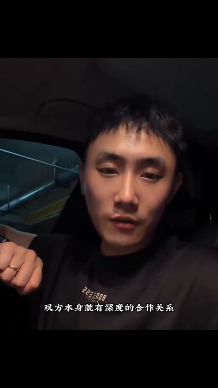 有网友称看到樊振东出来给车做保养，no，看这发型，看这穿搭，很明显是在给新商务准