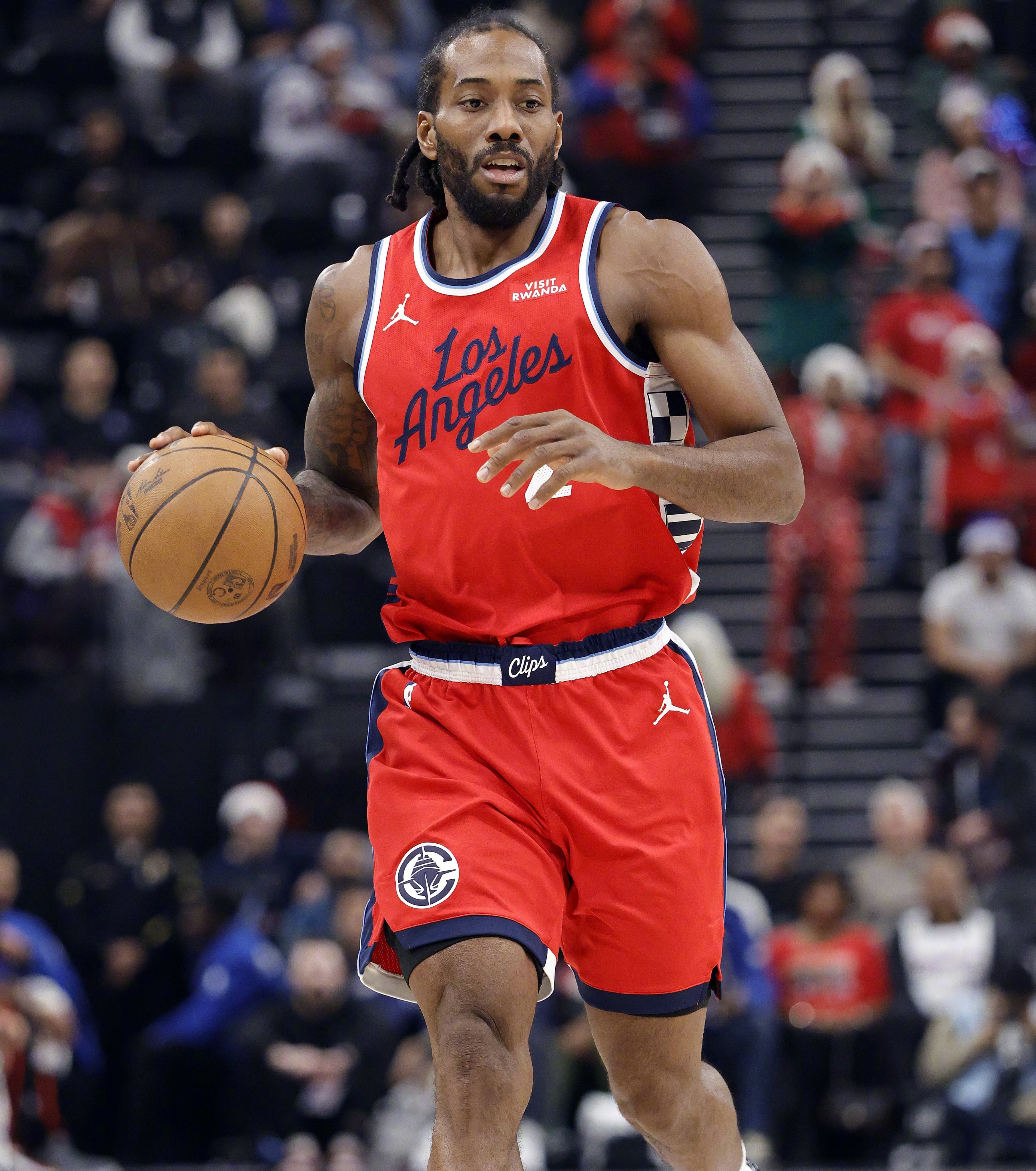 今天莱昂纳德29中16砍下45分7板3助2抢断2封盖。他最近5场比赛场均得分40