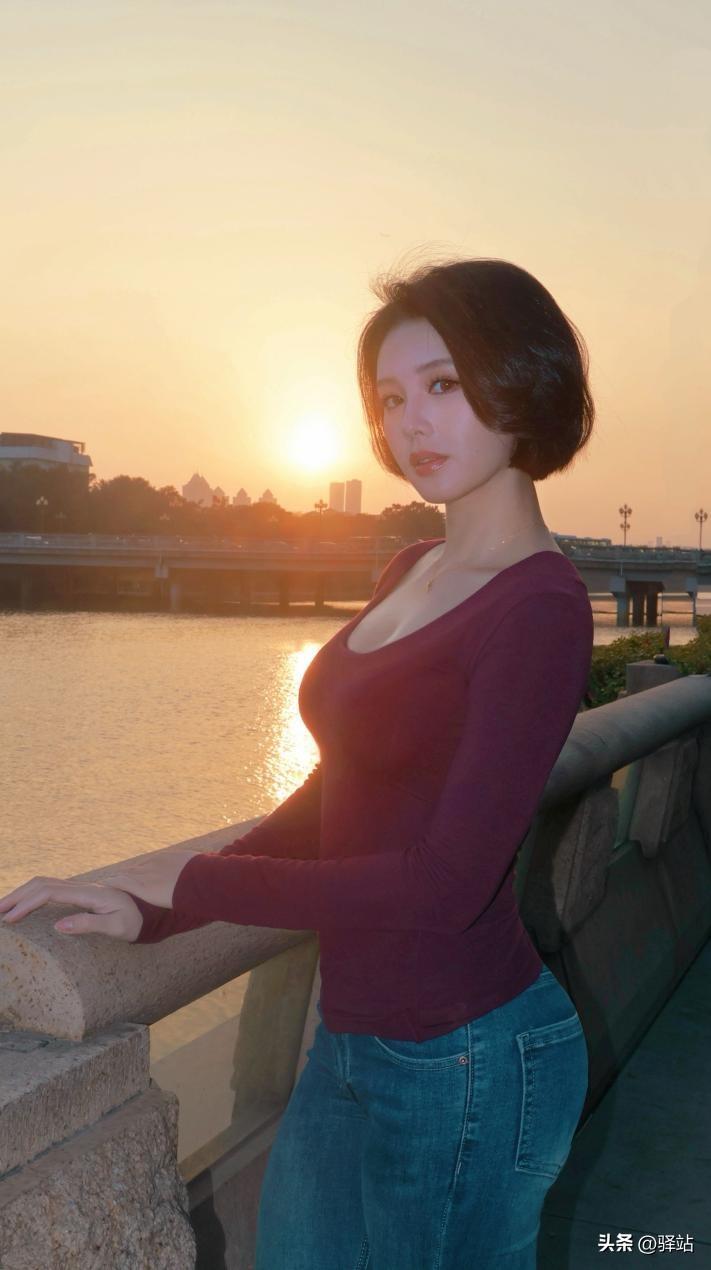 美图欣赏，看图写诗，情感解读

《江晚》
 七言绝句：
残阳铺水半江红，
衣袂轻