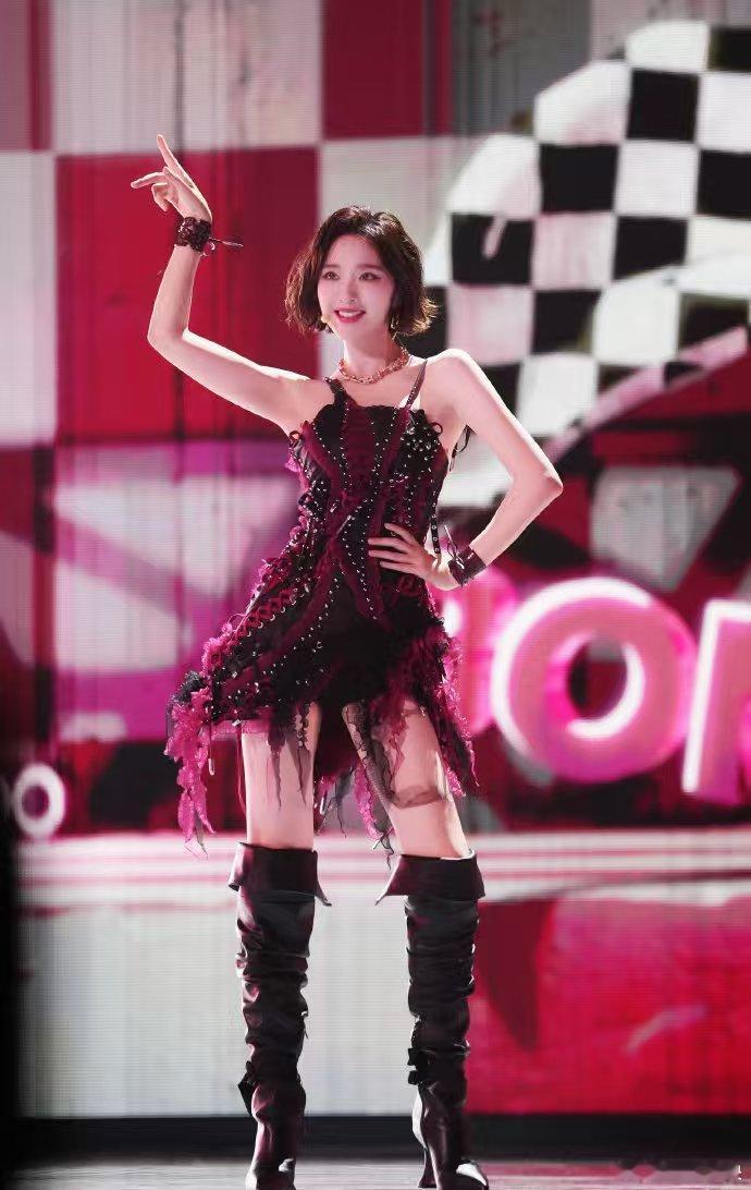 唐艺昕既是门面又是担当唐艺昕长得好看又靠谱，主动啃下难段落，拼命练习超敬业的，完