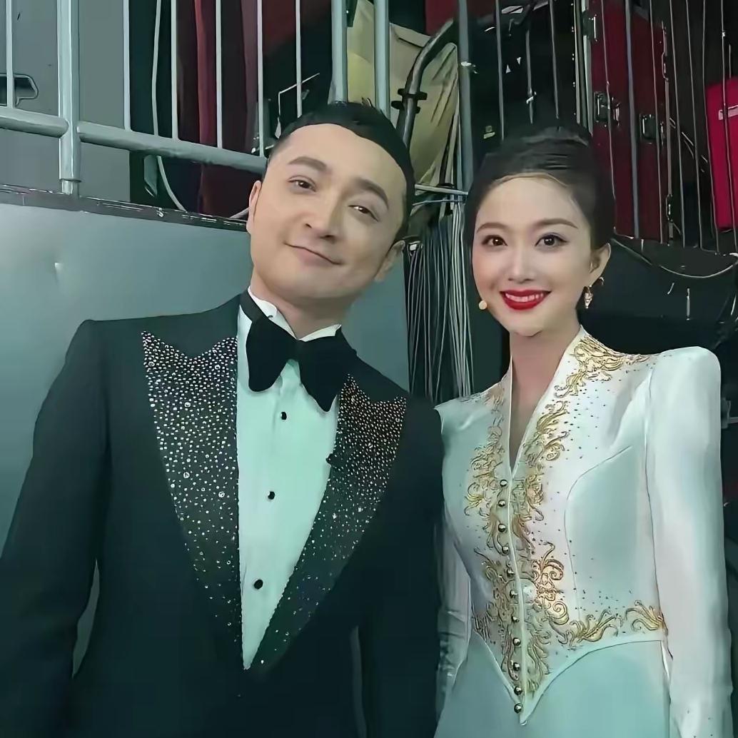这位男士身边的美女是谁？
她比龙洋漂亮，她比周涛更加耐看，她比董卿知性
她们两个
