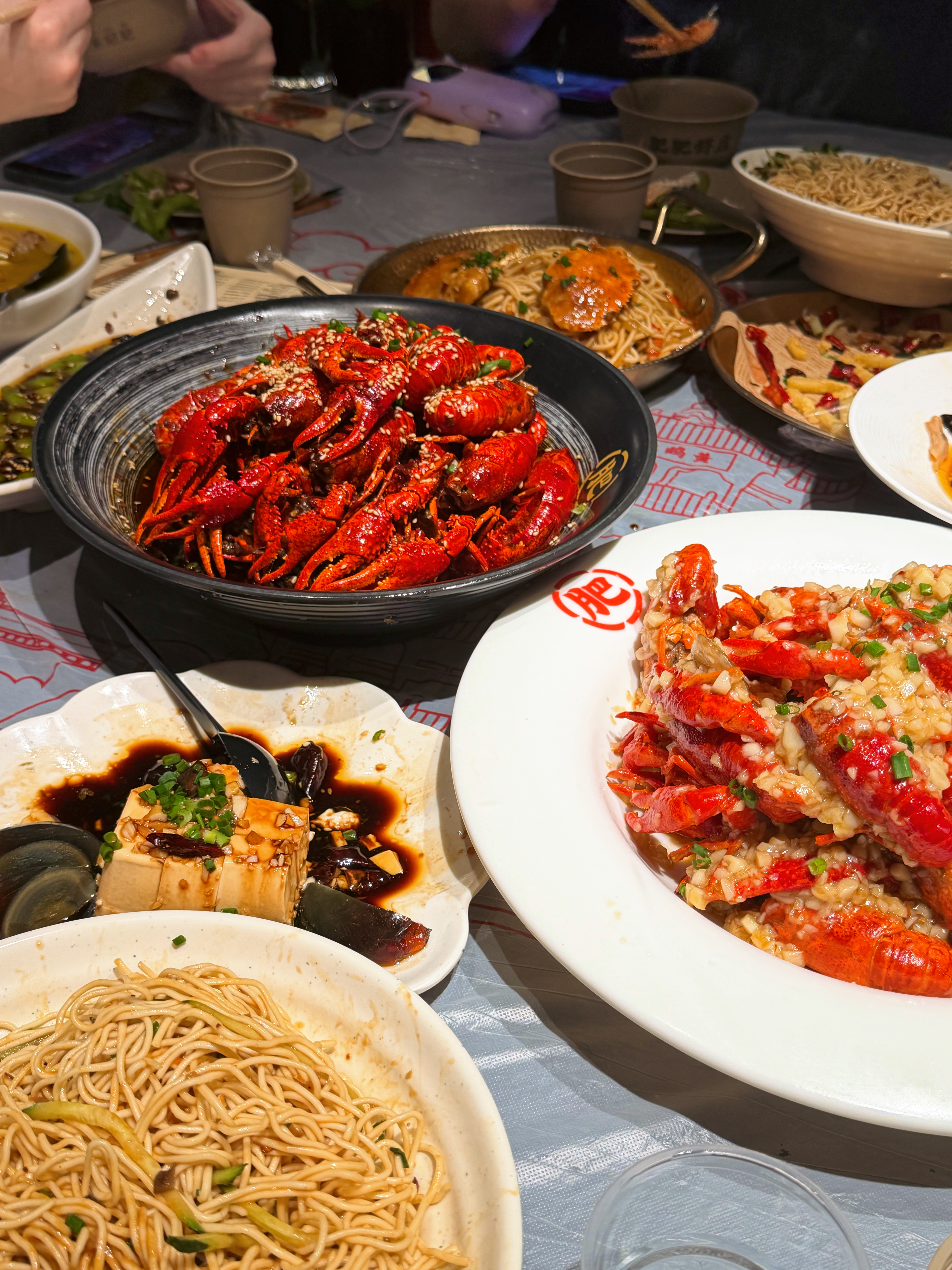 eStar 以为在吃虾子不，其实都在看比赛（ps.没在的殿下已回家休息，听说晚上