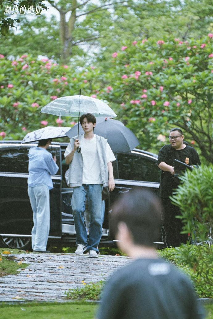 胡先煦演现偶状态胡先煦谭尽路透终于等到胡先煦挑战现代偶像剧啦！路透里谭尽学长气质