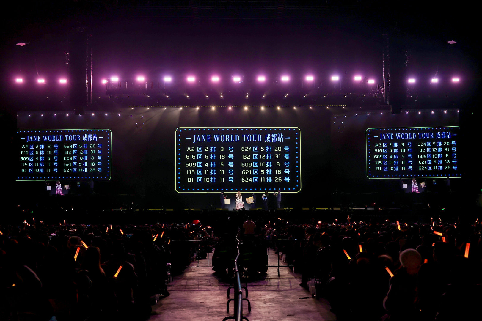 张靓颖演唱会现场送车张靓颖跨年送完这个送那个天籁化身粉丝专车，借演唱会场景深度种