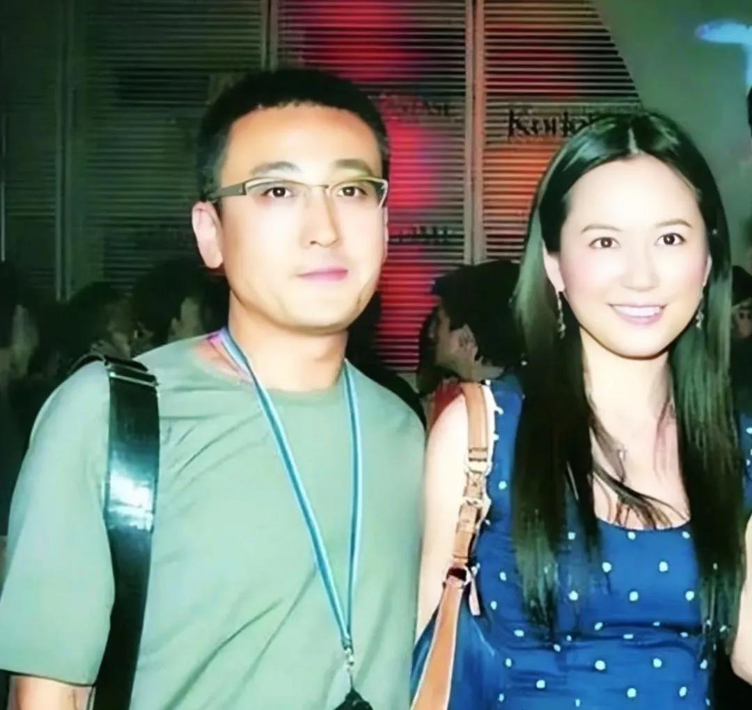 原来他俩一直爱着。
女的当然就是孤冷美女演员俞飞鸿，那男的是哪位？你可知晓？
爱