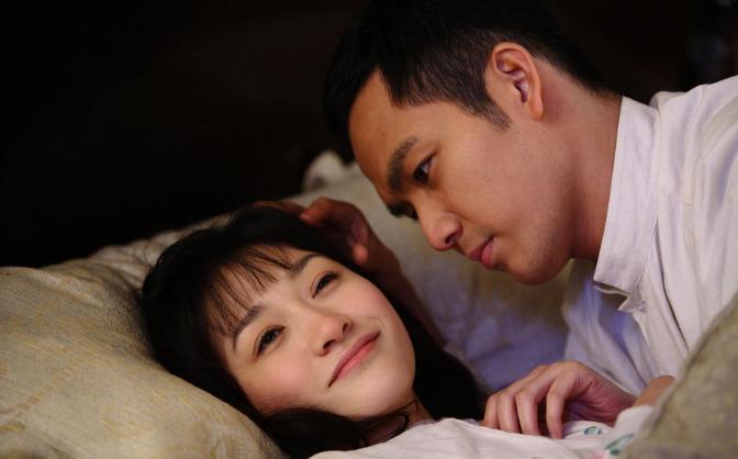 2009年，钟汉良和李小冉拍吻戏，他尴尬地问李小冉:“明天有吻戏，可我们才认识两