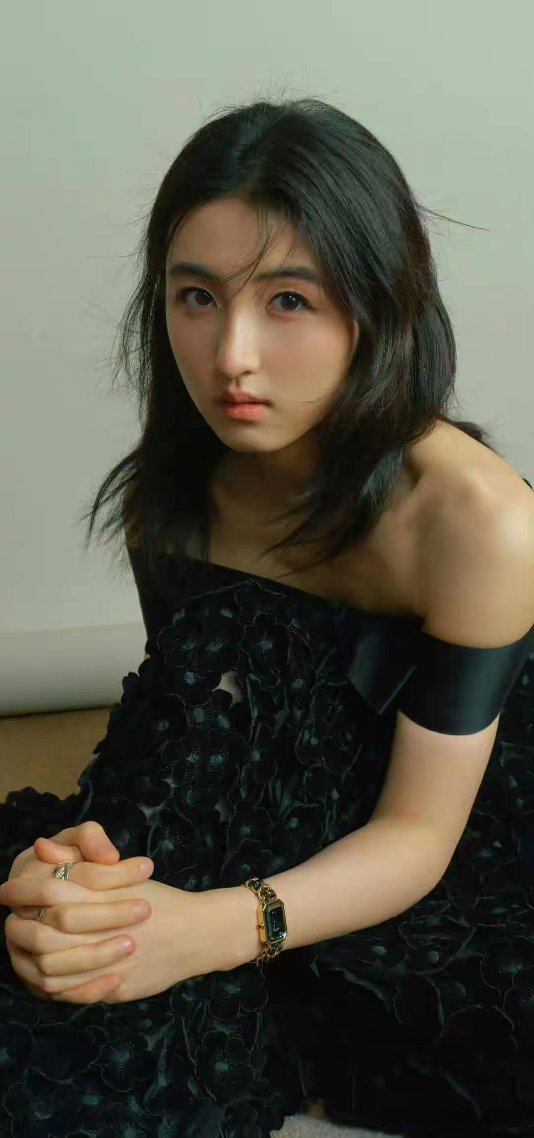 美女壁纸～张子枫，清冷与热烈交织，温柔与酷飒并存。于光影间定格多面魅力，每一帧都