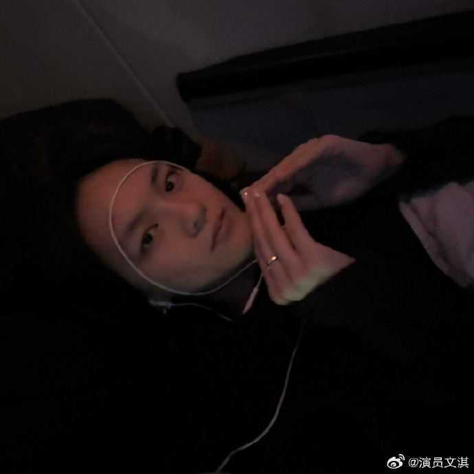 文淇 我毕业了 粉丝：文淇，你开学了吗？文淇：我毕业了 哈哈哈哈哈哈哈哈哈哈哈哈