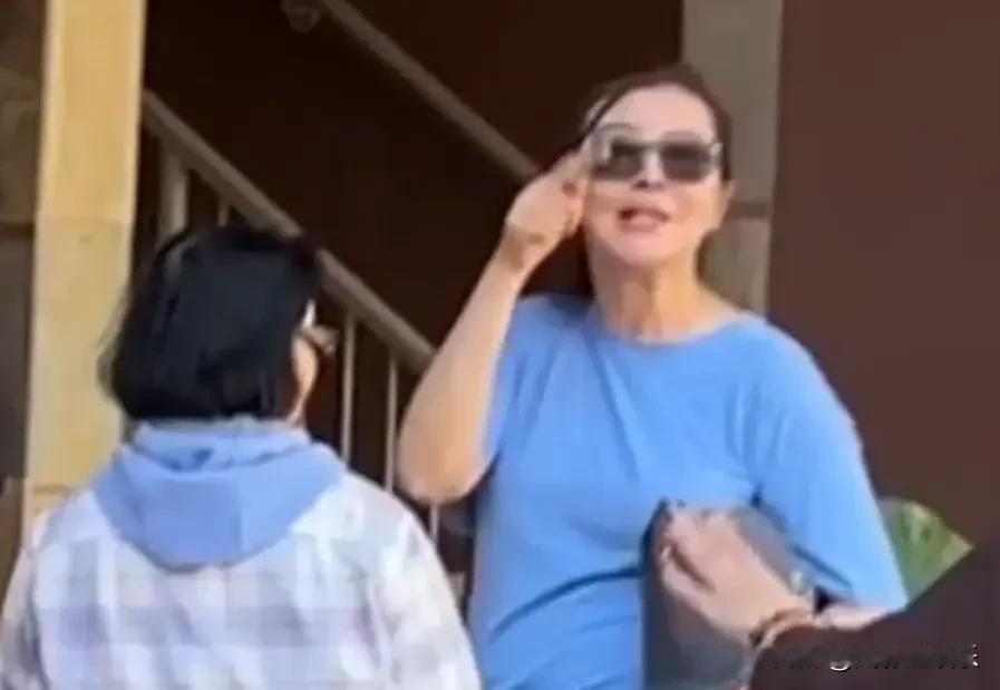 网友温哥华偶遇#王祖贤。聂小倩已不复存在...画面辣眼。