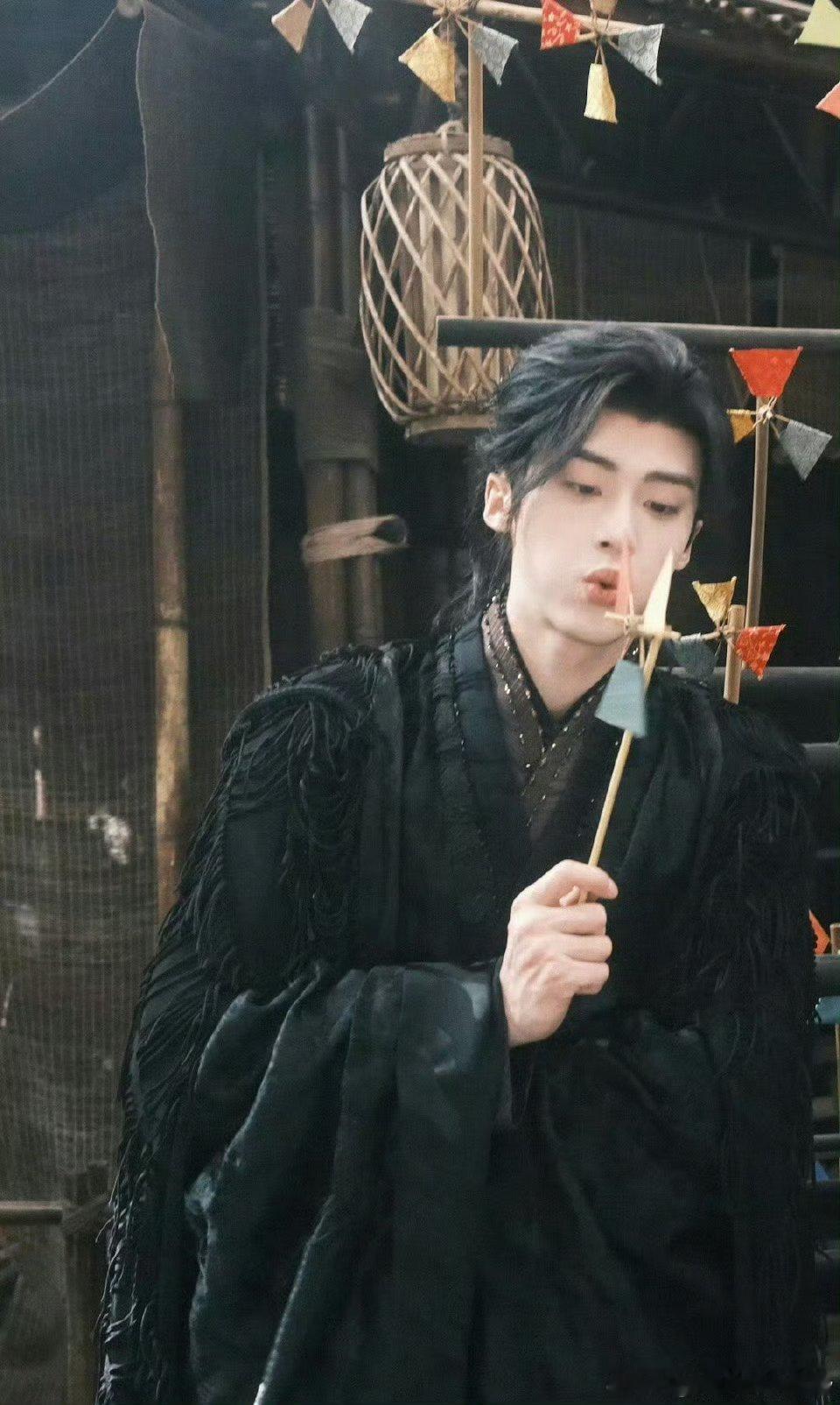 闫桉古装精致成这样，白衣如仙，黑衣似魅，束发玉冠是侠气少年，能演披发执剑少年郎，