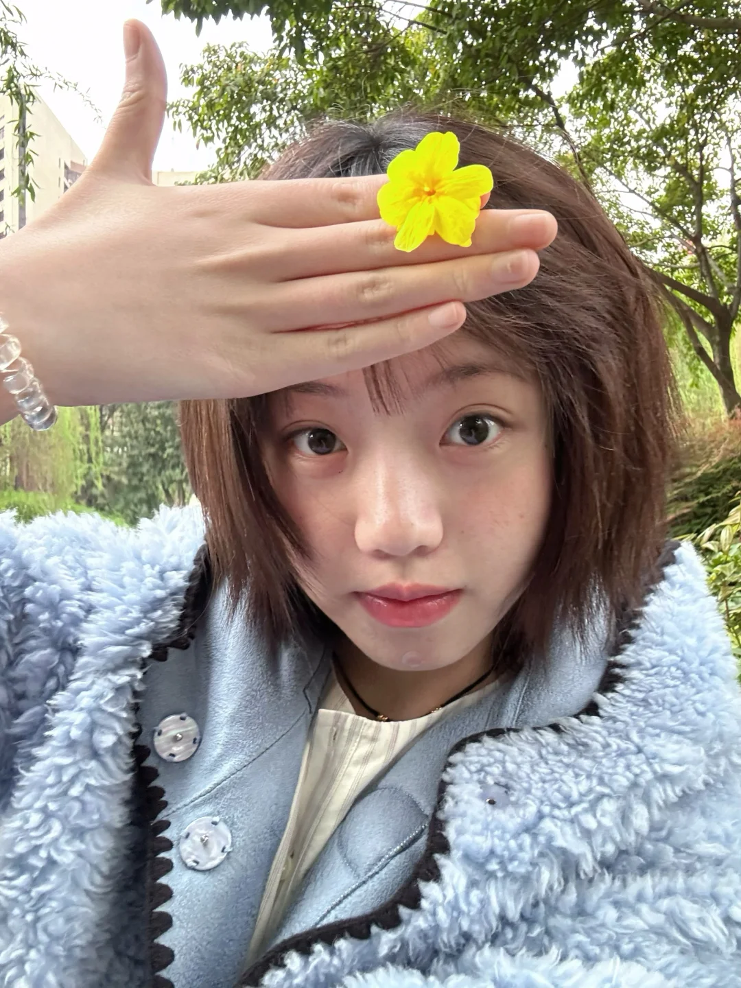 痘痘贴已翘边。