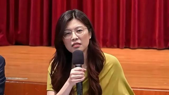 万万没想到，新当选的国民党主席郑丽文，一查底细直接让人惊掉下巴！她不仅是妥妥的“