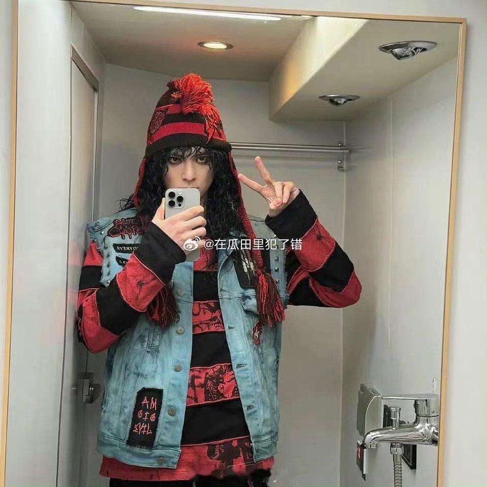 王鹤棣最新对镜自拍，上强度了这组