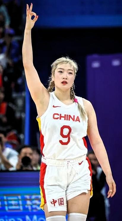 李梦一段简短发言冲上热搜，几句话直接打破大众熟悉的公关模式，没有辩解、不做澄清，