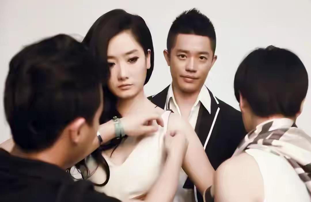 曾毅因佩戴争议手表陷入舆论风波，演唱会取消、事业遇冷，凤凰传奇沉寂5个月。二人晒