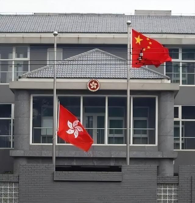 想不明白，香港既不向中央纳税，又没有中央财政拨款，还不发地方债，钱到底从哪里来？