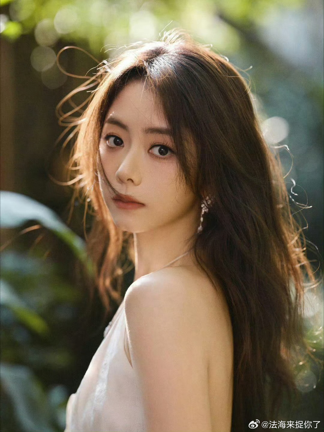 谭松韵今天是千金大小姐一袭精致穿搭优雅亮相，眉眼温婉气质出众。松弛氛围感拉满，从