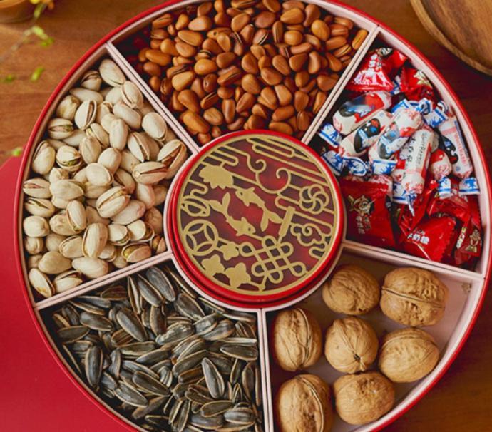 【警惕这些过年零食是高盐重灾区】除夕将至，又到了全家人围坐在一起看春晚，吃零食的