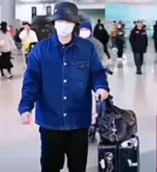 马龙回国了
巴黎时装周的看秀活动结束
踏上返程之路
马龙踏上返程了！这次马龙穿着