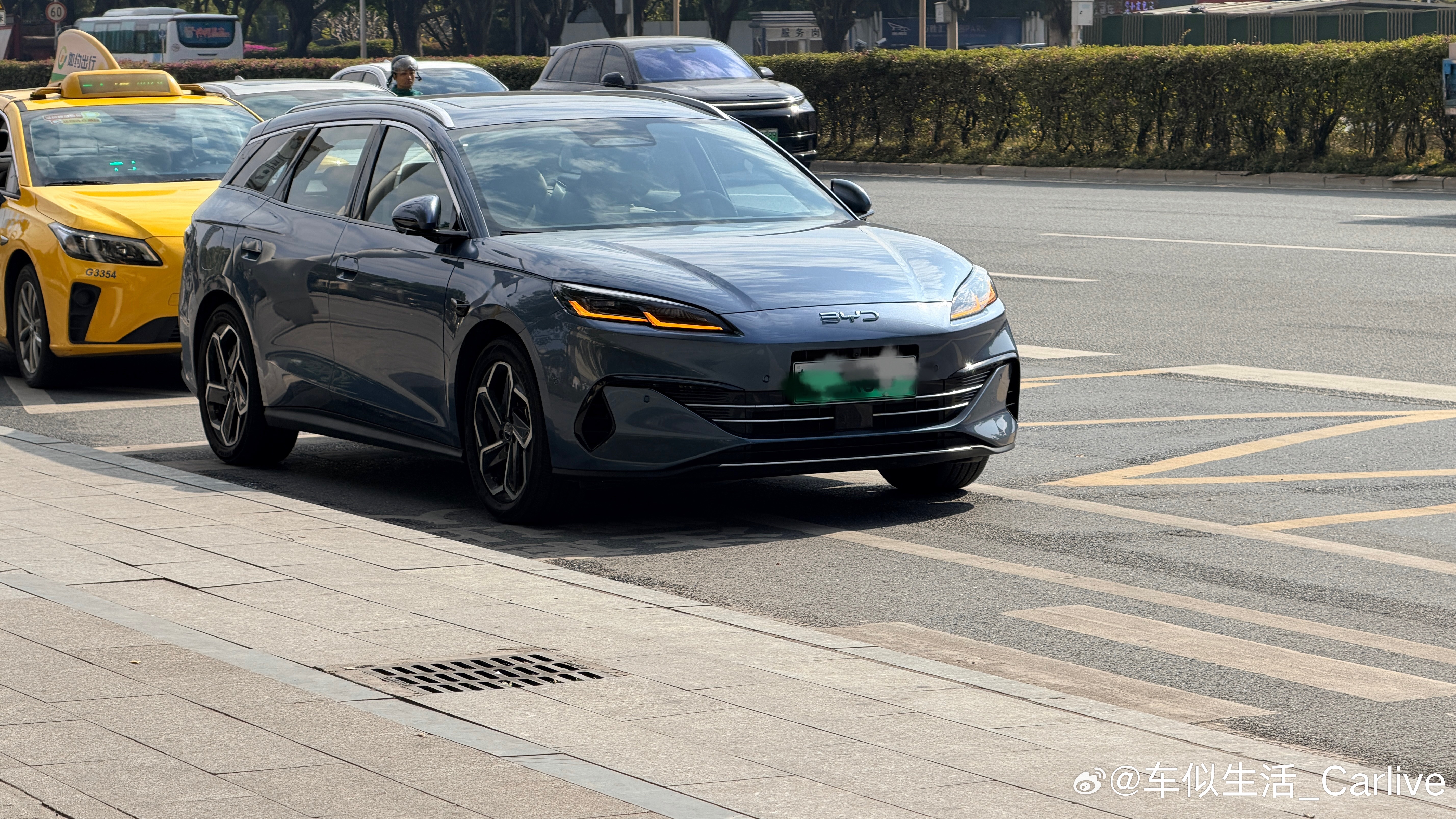 一开始看它还真有点不适应，但是好像看着看着还挺好看的 颜值在线，媲美SUV的装载