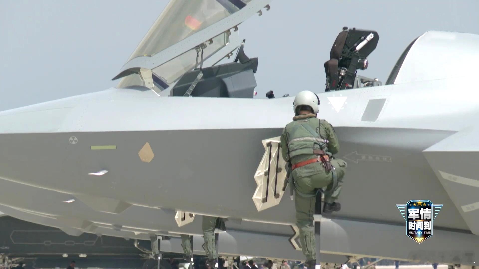 空军歼-35A内置伸缩式登机梯 ​​​