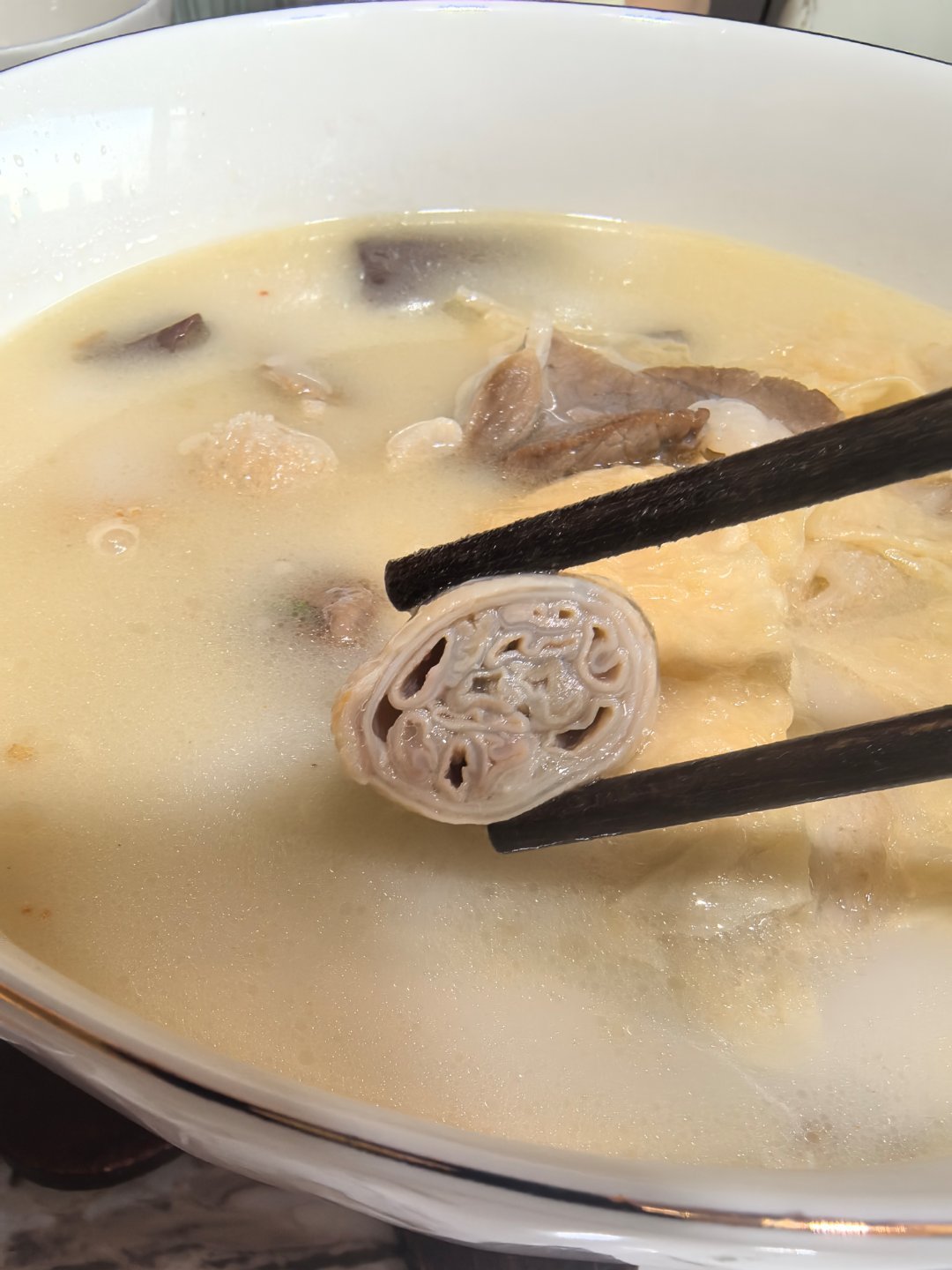 资真正的大肠包小肠？好像只有四川简阳羊肉汤里有这个，但现在这样做的越来越少了，我