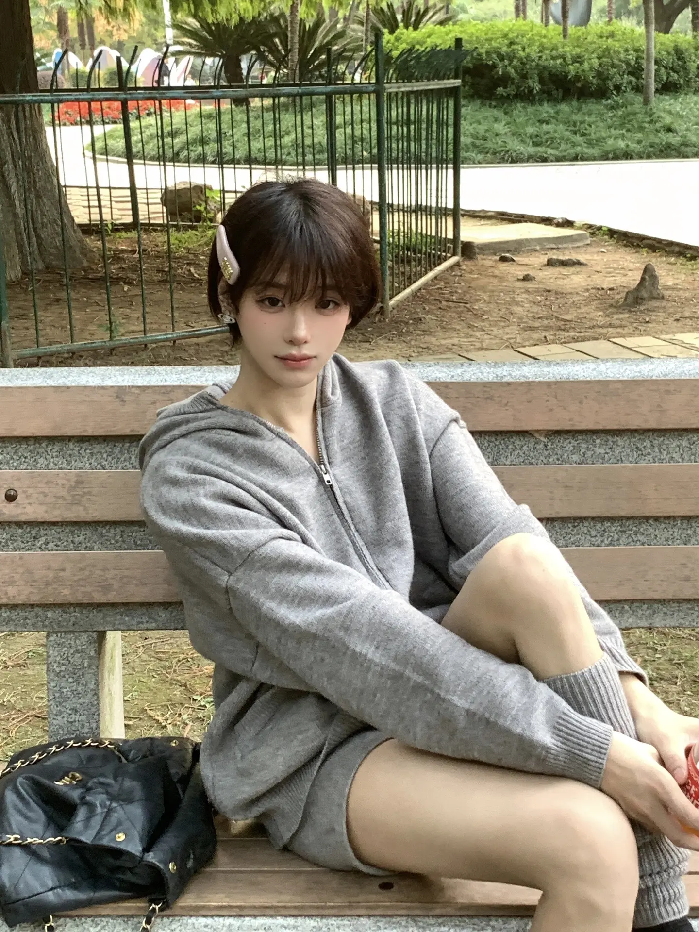 她戴着土星的耳钉 夹杂着南方的口音。