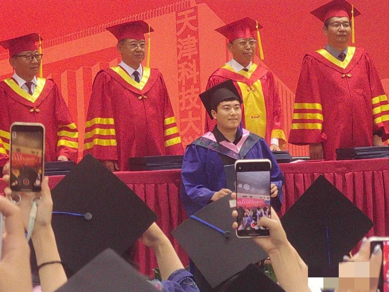 恭喜梁靖崑天津科技大学研究生毕业，
今天梁甜甜是自己开车亲自过去参加毕业典礼的，