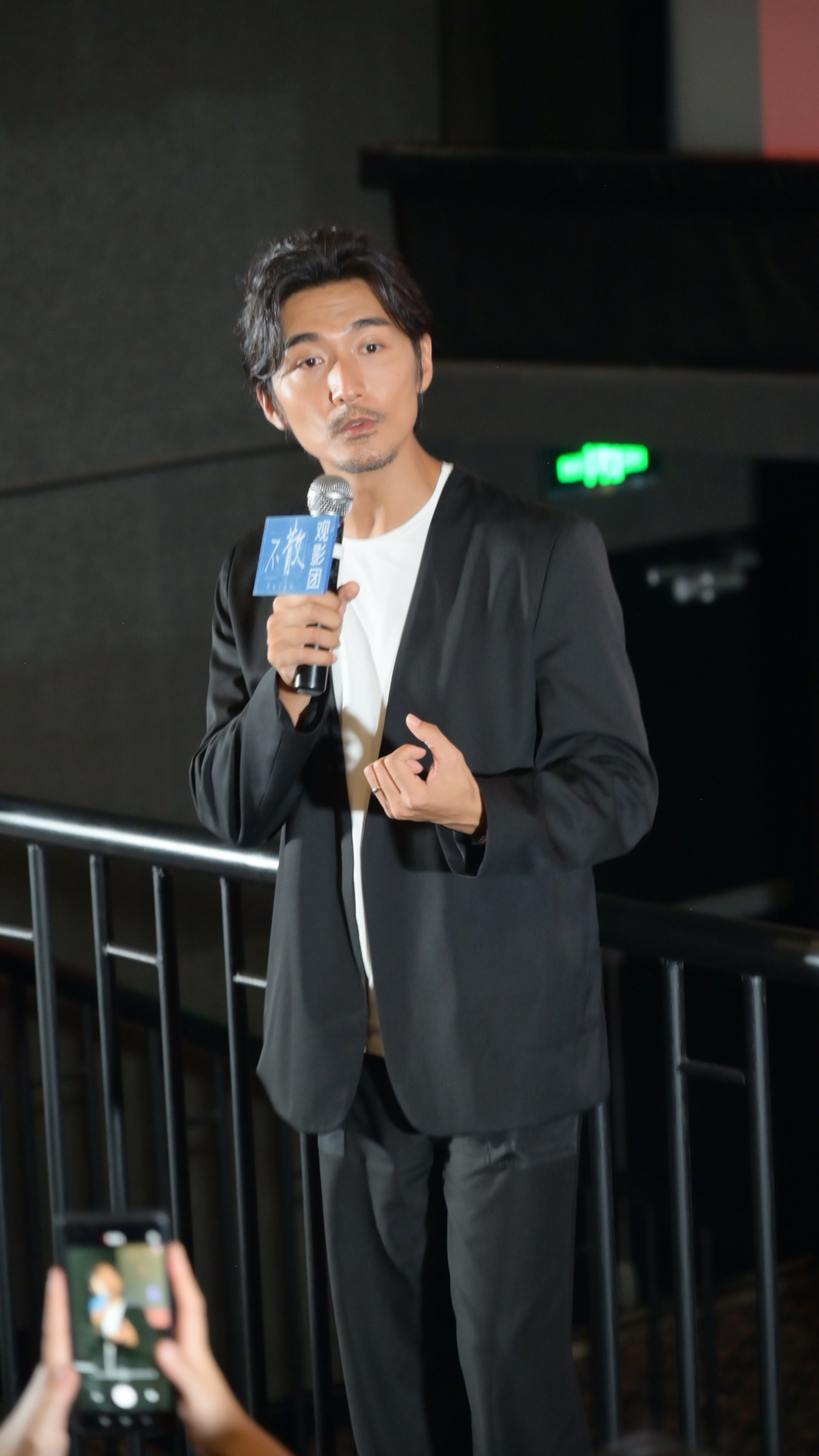#原来21世纪拯救的是王诚勇# 天空一声响，王诚勇来炸场，电影《从21世纪安全撤