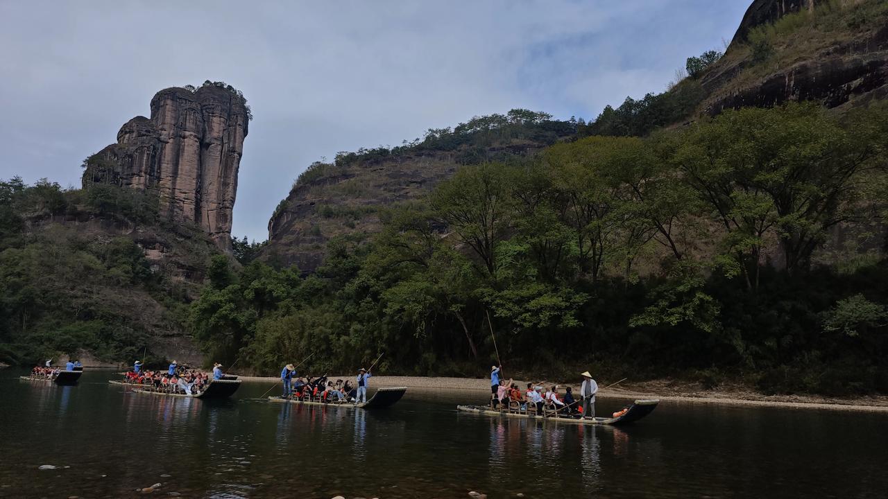 走近玉女峰
武夷山上玉女峰，

笔直挺立云天中，

九曲溪水脚下流，

风中飘来