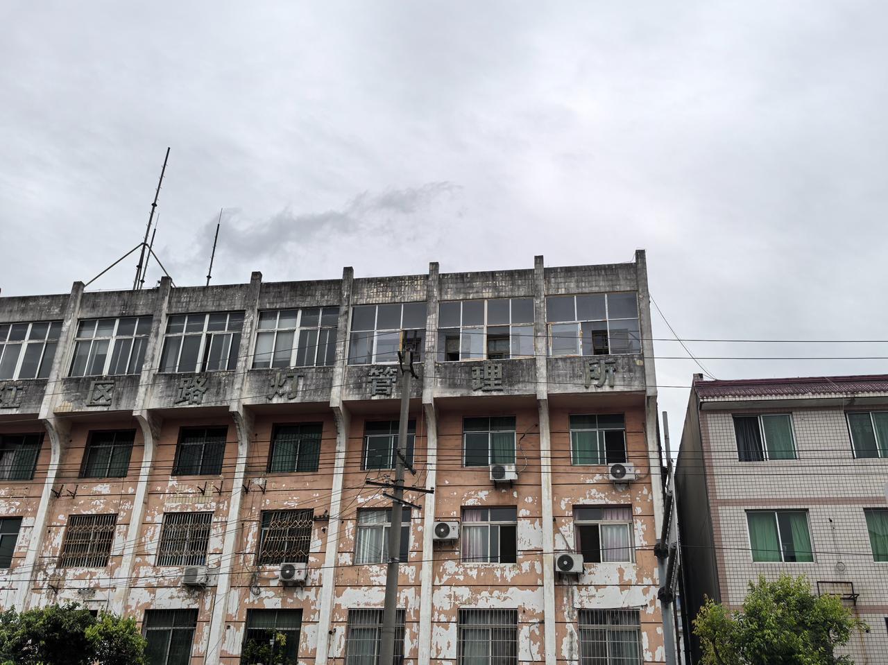 路灯管理所是什么级别的单位？

今天到一个郊区，猛然发现一所褪色的建筑上，悬挂着