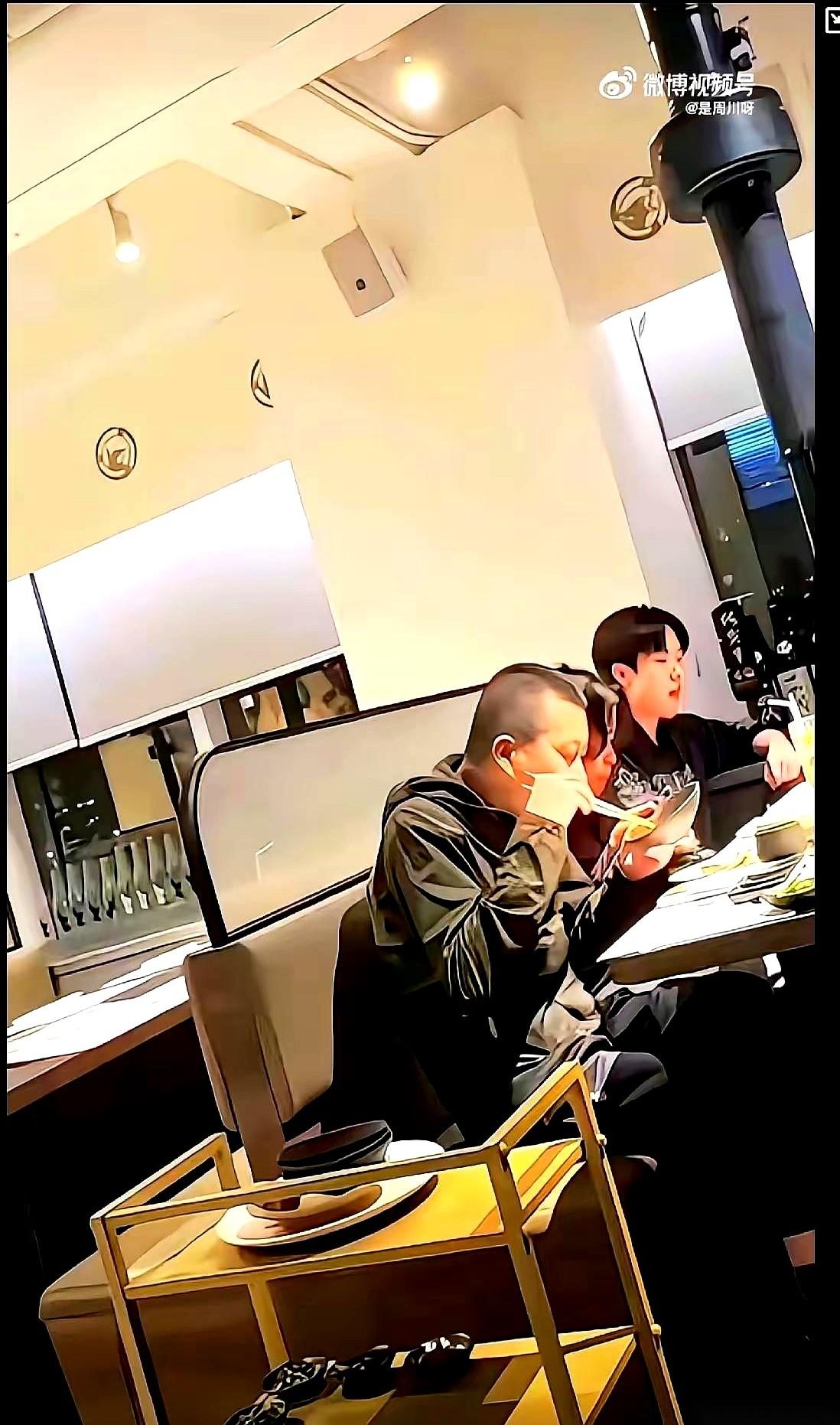 一家三口，吃个烤肉，非要并排挤在一张长凳上。
不知道的，还以为在电影院看电影呢。